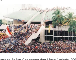 Gambar 5.1 Aksi Mahasiswa Menduduki Gedung MPR/DPR pada tahun 1998