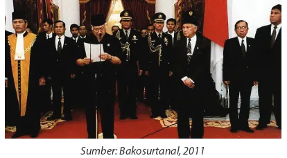 Gambar 5.2 Pidato pengunduran diri Soeharto sebagai Presiden RIpada tanggal 21 Mei 1998 di Istana Negara, Jakarta