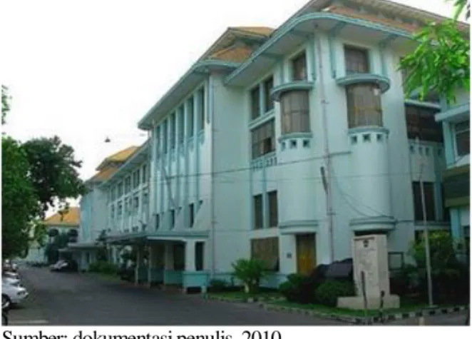 Gambar 1. SMA Santa Maria Surabaya  Sejak  tahun  1998,  bangunan  Santa  Maria  telah  menjadi bangunan cagar budaya dengan nomor urut 3  berdasarkan Surat Keputusan Walikota Surabaya No