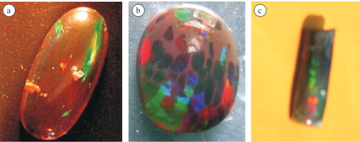 Gambar  4. Foto mikros: a)  Opal putih yang menunjukkan struktur colloform dan shatter cracks, warna hitam menunjukkan  unsur organik yang masuk, tanpa nikol 40 x; b) Tuffaceous feldsphatic mudstone, tersusun oleh gelas volkanik  yang terubah  menjadi lemp