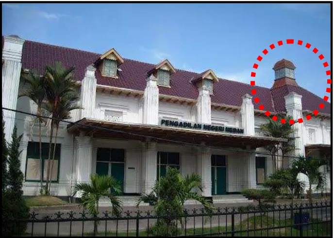 Gambar  2.3 Tower/Menara Pada Bangunan Kolonial Di Medan (Kantor Pengadilan Negeri Medan) Sumber : Dokumentasi Pribadi, 2015  