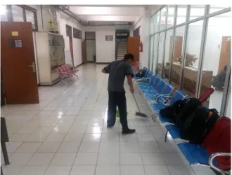 Gambar 1. Petugas cleaning service membersihkan lantai gedung Fakultas  Teknik 