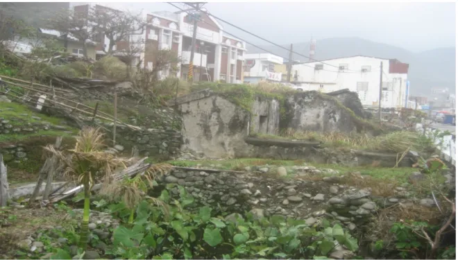 Abb. 10: Erbe der japanischen Kolonialzeit. Die Grundmauern eines Hauses, erbaut für  japanische Anthropologen während der Kolonialzeit zu Beginn des 20