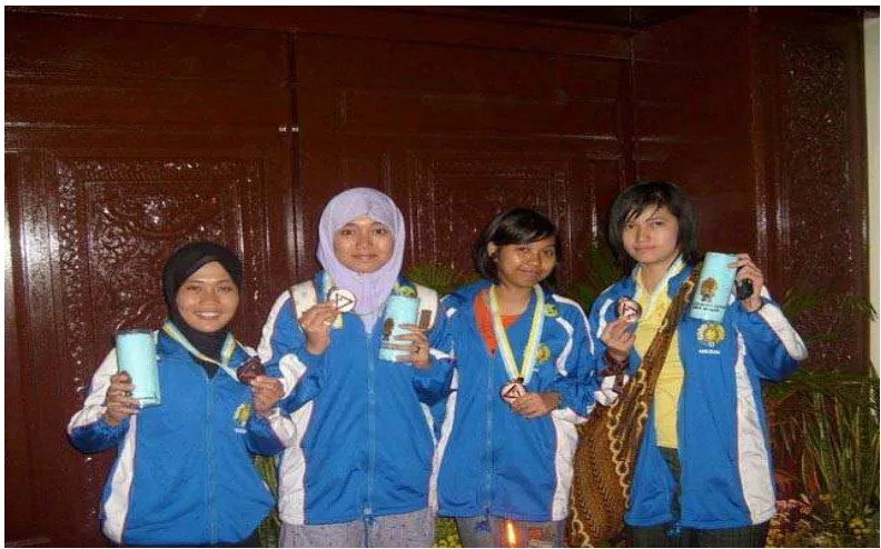 Gambar 9 : Team Tenis meja putri saat memenangkan pertandingan di Perlis,   Malaysia tahun 2009