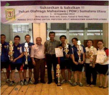 Gambar 10 : Para atlet UKM tenis meja USU saat memenangkan Sumatera Utara (POMSU) tahun 2012 di Kampus Polmed ( tampak di tengah : pertandingan tenis meja dalam rangka Pekan Olahraga Mahasiswa Universitas Kopel Tenis Meja (Panusunan Nasution) dan Pelatih UKM tenis meja USU) 