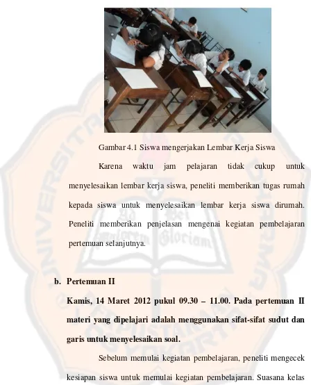 Gambar 4.1 Siswa mengerjakan Lembar Kerja Siswa 