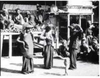 Gambar 2.1 Tari-tarian masyarakat Karo sering Digunakan dalam upacara ritual ± tahun 1900 (Sumber : K.I