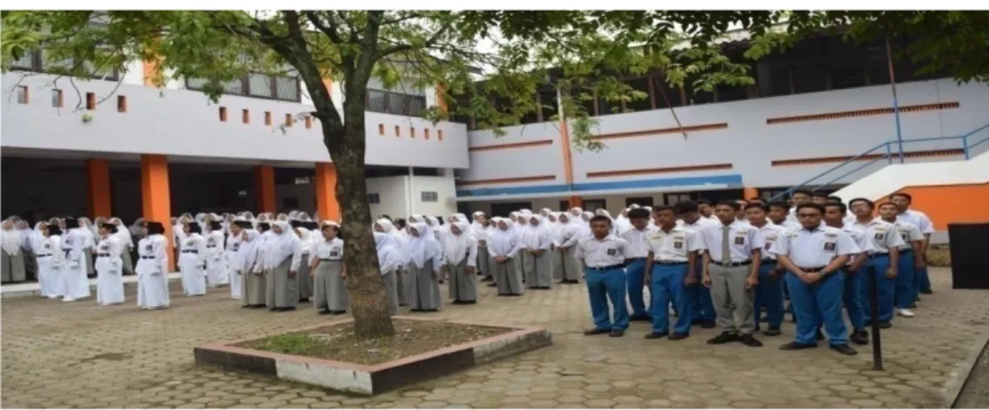Gambar 5: Keadaan siswa/i SMK BM APIPSU Medan yang sedang  berbaris 