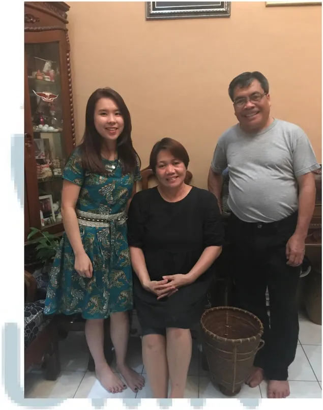 Foto bersama narasumber yaitu Feridiana Janiam dan Yohanes Nenes  selaku tokoh Dayak Kanayatn dan merupakan pasangan suami istri