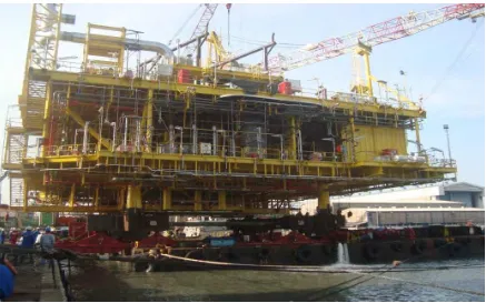 Gambar II.6 Proses Load Out Topside ke Barge (Sumber : PT.PAL Indonesia) 