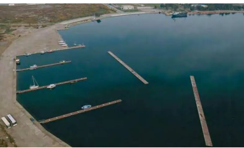 Gambar 1.1 Floating breakwater di Suatu Pelabuhan (ConcreteSubmarine, 2013) 