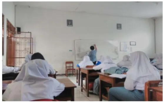 Gambar 1 Guru mengajar di dalam kelas 
