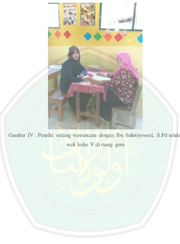 Gambar  IV :  Peneliti  sedang  wawancara  dengan  Ibu  Sulistiyowati,  S.Pd selaku  wali  kelas V di ruang  guru 