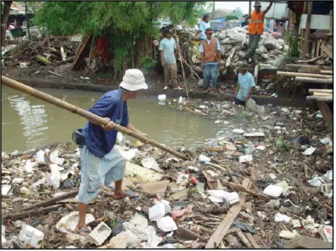 Gambar 1.  Pembuangan  sampah ke sungai mengakibatkan penurunan kemampuan aliran sungai (Foto: Astjario).