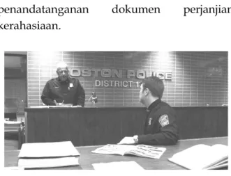 Gambar 2. Film dibuka dengan scene  penangkapan pastor Geoghan di Kantor Polisi 
