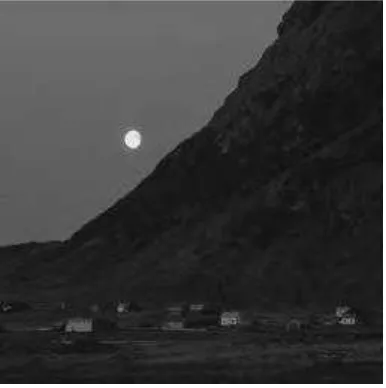 Gambar 2.11. Gunung dengan perumahan disekitarnya dan cahaya bulan 