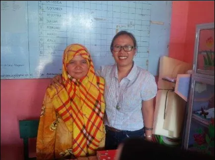 Gambar 1. Ibu Nurul Fauzah, MSF Sejangkung berpose bersama konsultan Kinerja. 