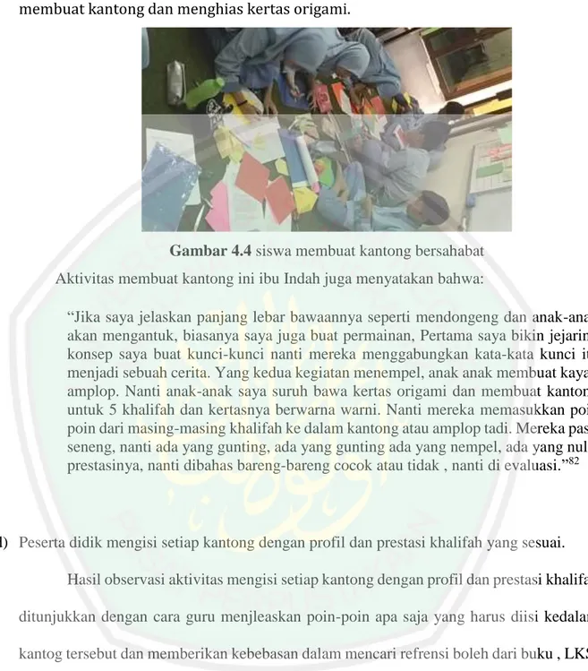 Gambar 4.4 siswa membuat kantong bersahabat  Aktivitas membuat kantong ini ibu Indah juga menyatakan bahwa: 