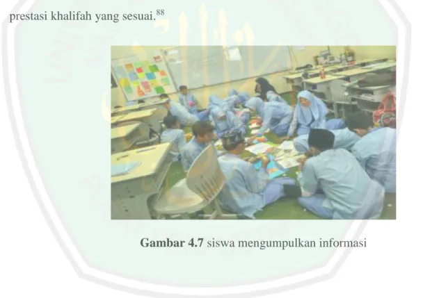 Gambar 4.7 siswa mengumpulkan informasi 