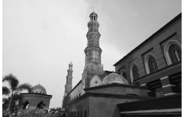 Gambar 3. Ornamentasi masjid dengan kubah dari bahan emas murni (Sumber: Dokumentasi Pribadi, 2010)