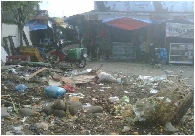 Gambar 1.1 Kondisi tempat pembuangan sementara (TPS) Pasar Setia Budi Medan