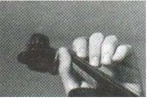 Gambar 3.4 Penempatan tangan kiri dalam memegang biola (Lamb, 1990: 81) 