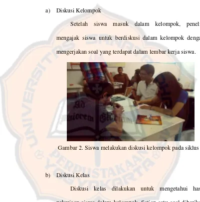 Gambar 2. Siswa melakukan diskusi kelompok pada siklus I