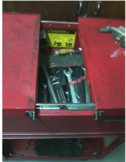 Gambar  isi  toolbox  yang  digunakan  oleh  operator  mesin  injection  stretch  blow  moulding  ditunjukkan  pada  Gambar  1