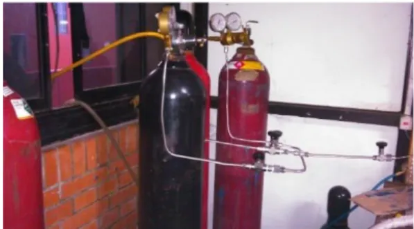Gambar 5. Tabung Hitam Gas Helium dan  Tabung Merah Gas Hidrogen 