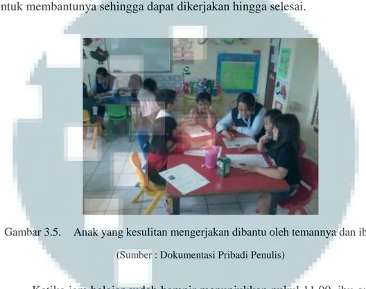 Gambar 3.5.   Anak yang kesulitan mengerjakan dibantu oleh temannya dan ibu guru  (Sumber : Dokumentasi Pribadi Penulis) 