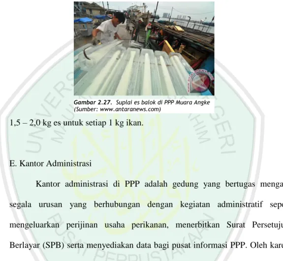 Gambar 2.27.  Suplai es balok di PPP Muara Angke  (Sumber: www.antaranews.com) 