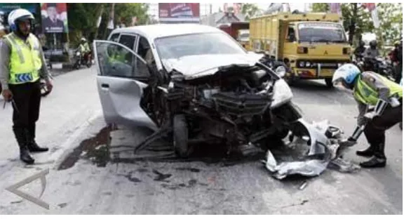 Gambar 2.2 Contoh Kecelakaan Mobil di Jalan Raya 