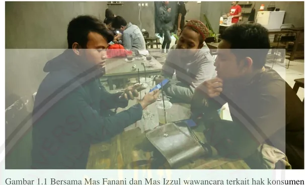Gambar 1.1 Bersama Mas Fanani dan Mas Izzul wawancara terkait hak konsumen  di warung kopi rayon kota Malang pada tanggal 7 Juni 2020 