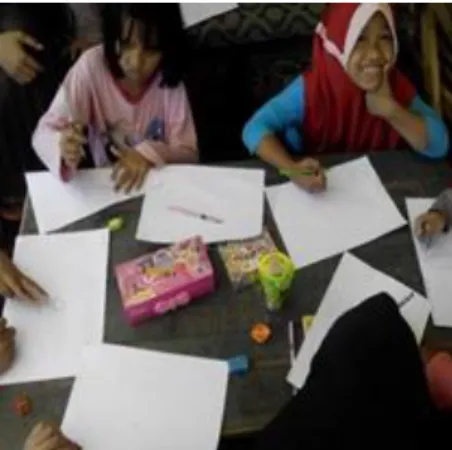 Gambar 2 Kegiatan menggambar dari program Forester Education metode informal 