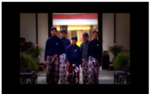 Gambar  7  memperlihatkan  lima  orang  laki-laki  sedang  berjalan  bersama-sama  dengan  menggunakan  busana  adat  Jawa