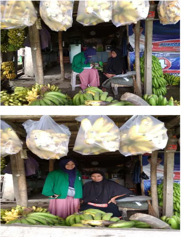 Gambar 1.5: Wawancara bersama ibu Dg. Janne seorang penjual pisang. 
