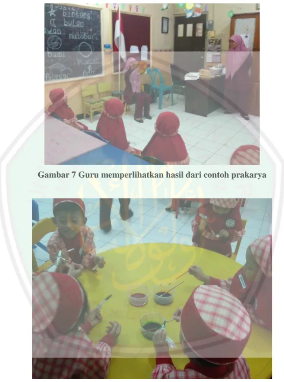 Gambar 7 Guru memperlihatkan hasil dari contoh prakarya 
