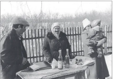Foto 7. Omaste mälestamine lihavõttepühadel Mihhailovka küla sur- sur-nuaial. Anu Korbi foto 1996 (ERA, mf 15 811).