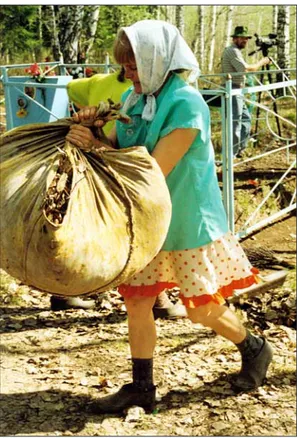 Foto 8. Larissa Rikman Nikolajevka külakalmis- külakalmis-tut koristamas. Astrid Tuisu foto 1999 (ERA, vf 2893).