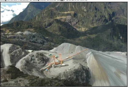 Figure 21. Gundukan batuan limbah tambang milik Freeport-Rio Tinto  (terdiri dari bijih logam dengan kadar rendah) di hamparan dataran tinggi