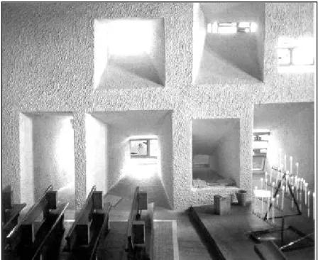 Gambar 2. Tampak sebagian suasana ruang dalam akibat pengaruh pengolahan cahaya alam yang amat kreatif dari sebuah kapel di Ronchamp, Prancis, karya arsitek Le Corbusier