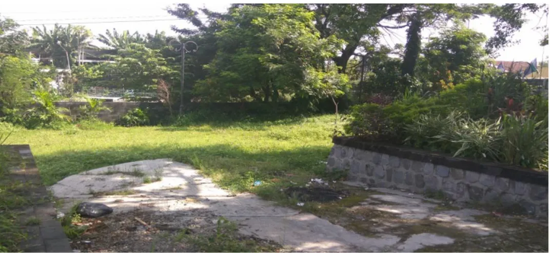 Gambar 1.1. Contoh Taman Kota di Kota Surakarta  (Taman Komplang)  Pada  gambar  diatas  dapat  dilihat  bahwa  tingkat  keterawatan  pada  taman  tersebut  dapat  dikatakan  tidak  terawat,  seperti  rumput  yang  dibiarkan  meninggi  dan  material  penut