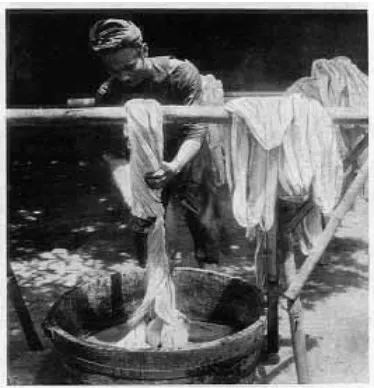Gambar 2. Proses pencucian kain Mori yang biasa disebut dengan istilah  nggirahSumber: http://www.gudangukm.com 