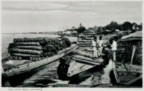 Gambar 11: Rakit Mengakut Suplai Produk Industri di Boom Baru, Palembang Tahun 1935