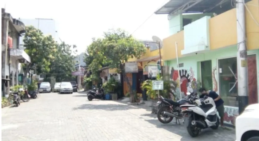 Gambar 4 Kawasan Pertokoan Batik di Kampung Batik Bubakan Semarang  (Sumber: Dokumentasi Pribadi, 18 Mei 2018) 
