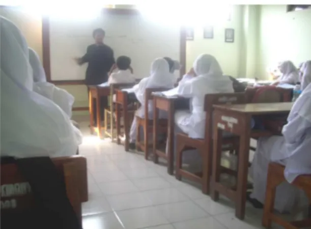 Gambar 4.1. Guru sedang menyampaikan materi kepada para siswa. 