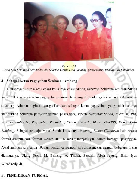 Foto Euis Komariah beserta ibu-ibu Dharma Wanita Kota Bandung, (dokumentasi pribadi Euis Komariah)Gambar 2.7  