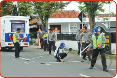 Gambar 5.3 Anggota kepolisian sedang melakukan pemeriksaan tempat 