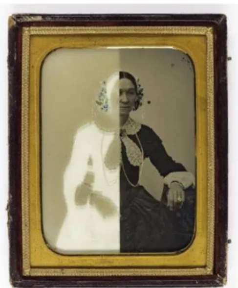Gambar 9. Sebuah foto collodion dilihat dengan dua  cara: tanpa background gelap yang    tampak negatif (kiri), dan dengan background gelap 