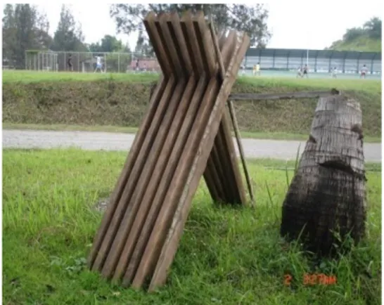 Gambar 3. Pengeringan kayu                       Gambar 4.  Pengolahan kayu di  Di lapangan                                                      Bengkel kayu 